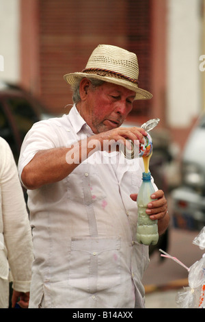 Homme panaméen travaillant dans une rue de la ville de Panama pour un usage éditorial uniquement Banque D'Images