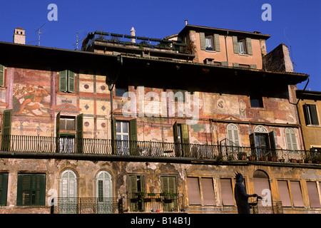 Italie, Vénétie, Vérone, Piazza delle Erbe, Mazzanti maisons Banque D'Images