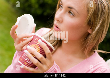 Girl drinking prendre un café moyen Banque D'Images