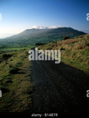 Tout droit route étroite sur un côté de la montagne sur la péninsule de Cooley, Banque D'Images