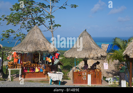 Des marchands de souvenirs de chaume, Roatan, Bay Islands, Honduras Banque D'Images