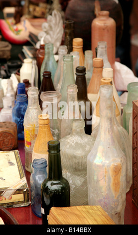 Bouteilles antiques en vente sur un marché de rue Banque D'Images