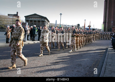 Irish Guards marching in Liverpool après le retour à la maison à partir d'un tour de service en Irak Banque D'Images