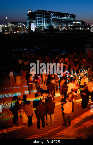 Berlin. Berlin Hauptbahnhof avec Bundespressestrand. Danser la salsa à un été chaud la nuit. Banque D'Images