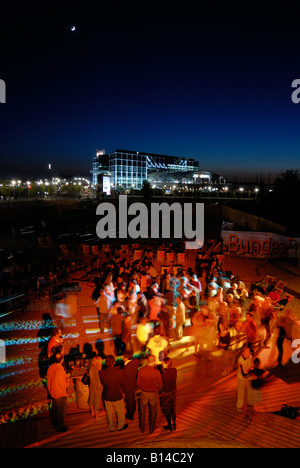 Berlin. Berlin Hauptbahnhof avec Bundespressestrand. Danser la salsa à un été chaud la nuit. Banque D'Images