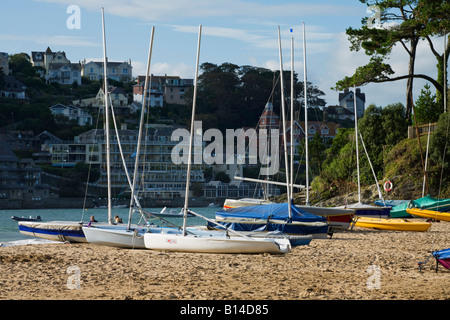 Mill Bay, Salcombe, Devon. Bateaux sur la plage à marée basse Banque D'Images