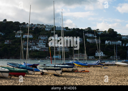 Mill Bay, Salcombe, Devon. Bateaux sur la plage à marée basse Banque D'Images