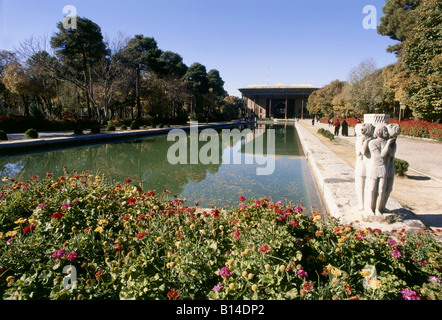 Géographie / billet, l'Iran, Ispahan, châteaux, palais de Chehel Sotoun, construite : 17e siècle par Shah Abbas II, vue extérieure avec jardin, Additional-Rights Clearance-Info-Not-Available- Banque D'Images