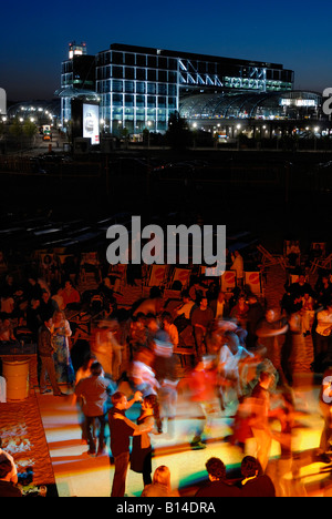 Berlin. Berlin Hauptbahnhof avec Bundespressestrand. Danser la salsa à un été chaud la nuit. Banque D'Images