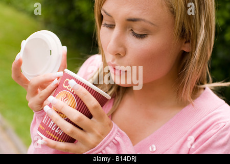 Girl drinking prendre un café moyen Banque D'Images