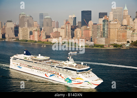 Vue aérienne du navire de croisière "Norwegian Dawn' de quitter la ville de New York. Banque D'Images