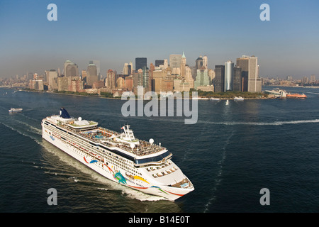 Vue aérienne du navire de croisière "Norwegian Dawn' de quitter la ville de New York. Banque D'Images