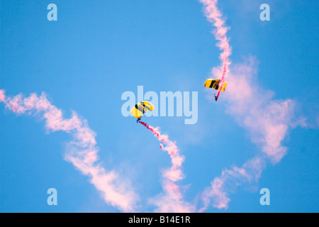 Les membres de l'équipe de parachutistes des Chevaliers d'or zip à travers le ciel au-dessus de la base aérienne d'Andrews à Suitland, Maryland. Banque D'Images