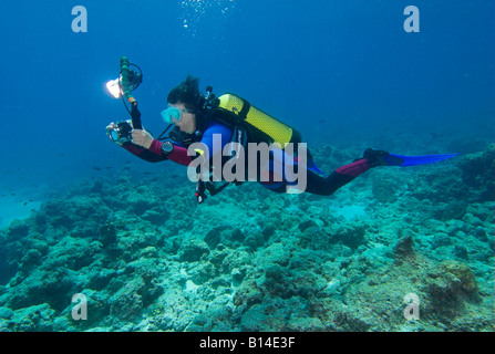 Femme de plongée sous marine avec appareil photo sous-marin compact Bangaram Island Lakshadweep Mer d'Inde Banque D'Images