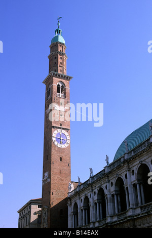 Tour Torre di Piazza (Torre Bissara) et Basilique Palladiana (Palazzo della Ragione), Vicence, Vénétie, Italie Banque D'Images