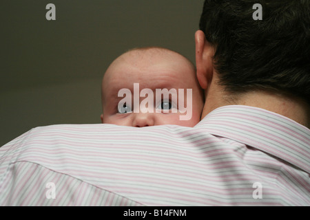 Bébé agité apaisant Parent Banque D'Images