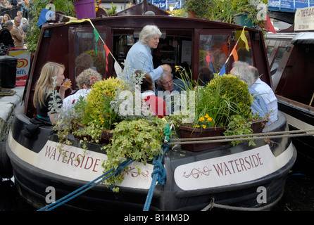 Pub flottant : Les gens de prendre un verre à bord de bow fleurie Péniche hollandaise pub et restaurant, La Petite Venise, Londres Banque D'Images