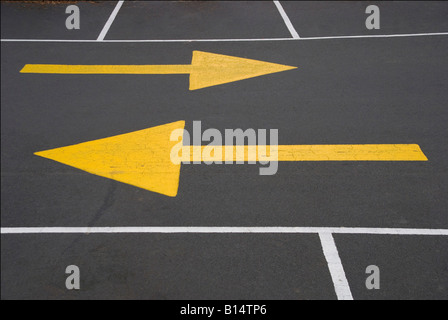 Flèches directionnelles jaunes pointant dans des directions opposées Banque D'Images