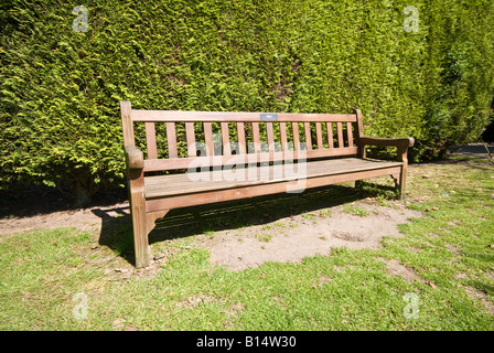 Banc de parc en bois avec un cadre verdoyant dans Walton Gardens, Walton, Warrington, Cheshire, Angleterre. Un pittoresque parc avec kiosque et Walton Hall Banque D'Images