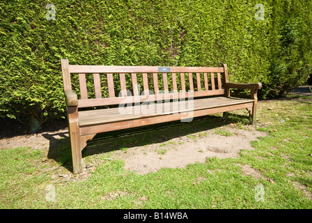 Banc de parc en bois avec un cadre verdoyant dans Walton Gardens, Walton, Warrington, Cheshire, Angleterre. Un pittoresque parc avec kiosque et Walton Hall Banque D'Images