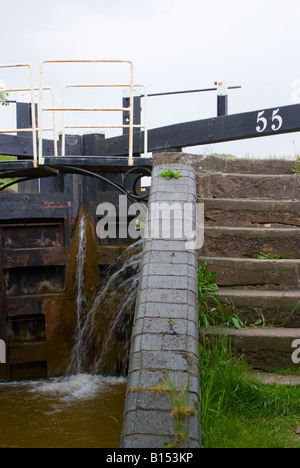 À l'écluse 55 portes sur le Trent et Mersey Canal près de Hassall Cheshire England Royaume-Uni Banque D'Images