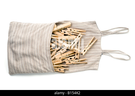 Des pinces à linge en bois dans un sac en tissu fait maison Banque D'Images