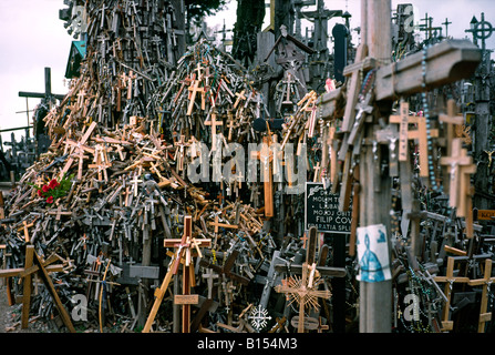 22 avril 2004 - Kryziu Kalnas (colline des croix près de Siauliai en Lituanie). Banque D'Images