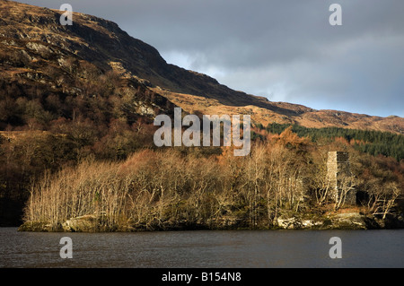 Lumière du soir sur le Loch Dochart et une île boisée avec château en ruines près de Glen Dochart Perthshire Scotland UK Killin Banque D'Images