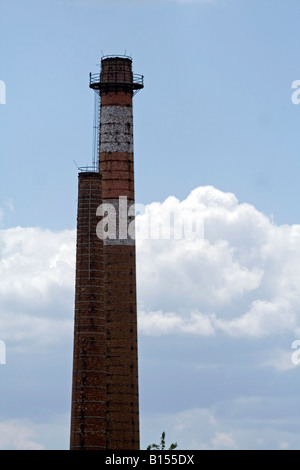 Cheminée rouge et blanche de l'usine contre le ciel et les nuages. Banque D'Images