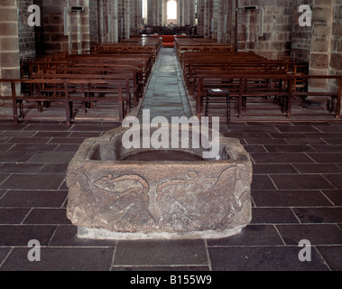 Le Dorat, Eglise, Saint-Pierre, avec photographie, baptismale Taufbecken Banque D'Images