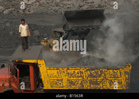 Le charbon est calaminée déversées dans les camions prêts pour la distribution à Dhanbad Dhansar Banque D'Images