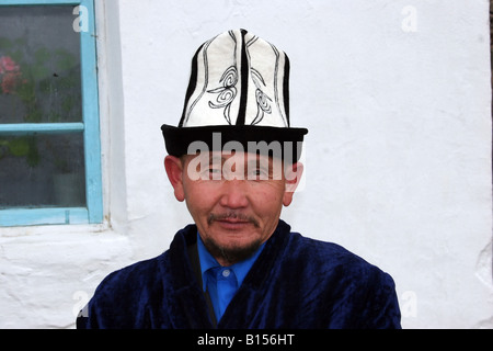 Kirghizstan un homme âgé portant un chapeau traditionnel. Banque D'Images