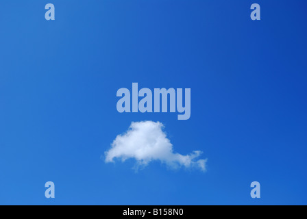 Petit nuage blanc, sur fond de ciel bleu, Surrey, Angleterre, Royaume-Uni Banque D'Images