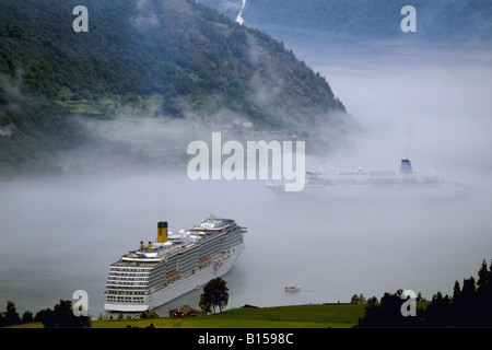 Croisière dans le brouillard du Geirangerfjord Norvège Banque D'Images