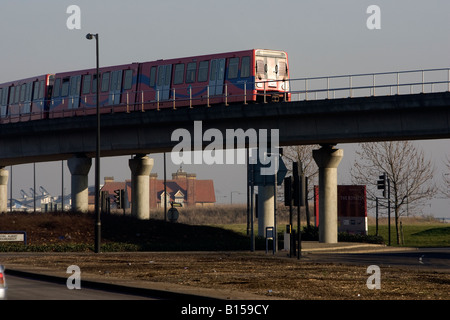 L'un des trains de la Docklands Light Railway London sur un pont dans les Docklands Banque D'Images