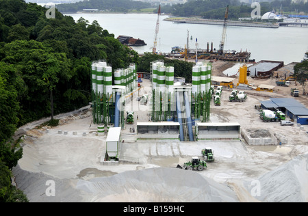 Les silos de stockage de matériaux de construction sur le site de construction pour Resorts World à Sentosa Singapore Banque D'Images