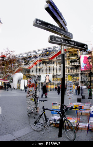 Paris France, à l'extérieur du Centre George Pompidou 'Musée d'Art moderne' Beaubourg Street scène, kiosque, panneau d'accès, le Centre pompidou Banque D'Images