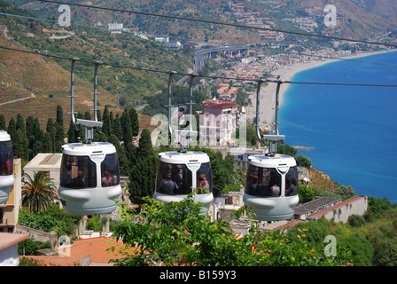 Télécabines de la plage de Mazzaro, Taormina, Messina Province, Sicile, Italie Banque D'Images