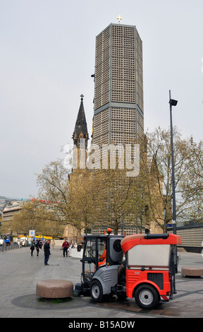 Nettoyant à Breitscheidplatz rue en face de Kaiser-Wilhelm-Gedächtniskirche (Église du Souvenir), Berlin, Allemagne Banque D'Images