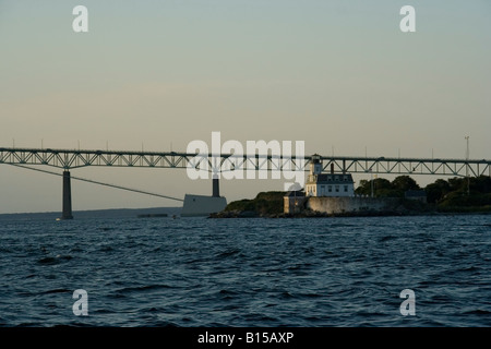 Photo de Rose Island phare au coucher du soleil avec le pont de Newport dans l'arrière-plan. Banque D'Images