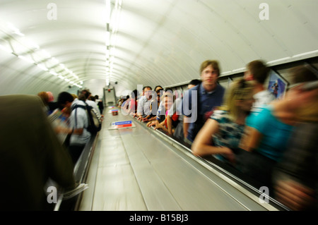 Foule de gens qui marchent à l'élévateur d'escalier à London Underground tube tunnel flou ovecrowd Banque D'Images