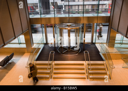 Une porte tournante se trouve dans l'entrée du hall d'un bâtiment de bureau. Banque D'Images