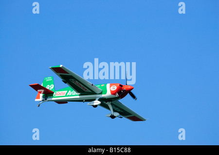 Rouge Blanc et vert avion de voltige au Red Bull Race à San Francisco Fleet Week Banque D'Images