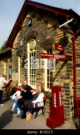 Les passagers qui attendent sur Haworth Station pour un trajet en train à vapeur sur la ligne de la vallée de Keighley et Worth Banque D'Images