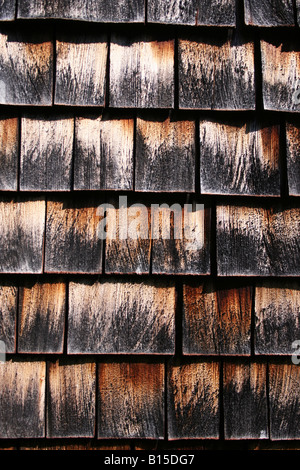 Bardeaux gris patiné sur un vieux mur de la grange Banque D'Images