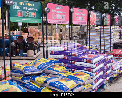 Sacs de compost sur la vente à l'anglais Garden Centre Banque D'Images