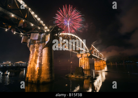 Le pont de la rivière Kwai - Kanchanaburi, la province de Kanchanaburi, THAÏLANDE Banque D'Images