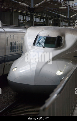 Kyoto, Japon. Un Shinkansen (Bullet train) à la gare de Kyoto Banque D'Images