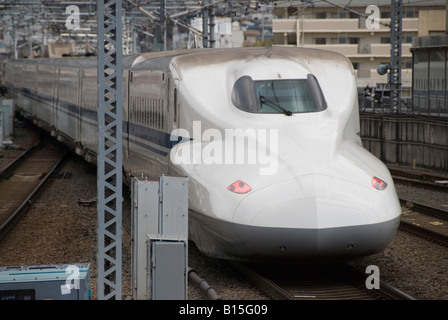 Kyoto, Japon. Un Shinkansen (Bullet train) de quitter la gare de Kyoto Banque D'Images