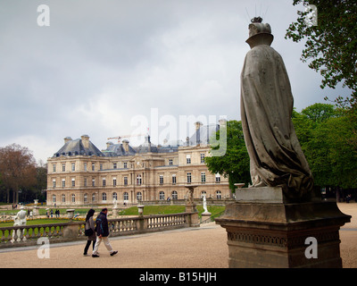 Couple en train de marcher dans le Jardin du Luxembourg à Paris France Banque D'Images